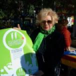 Mostra de suport de la polifacética Núria Feliu amb els Bastoners Solidaris